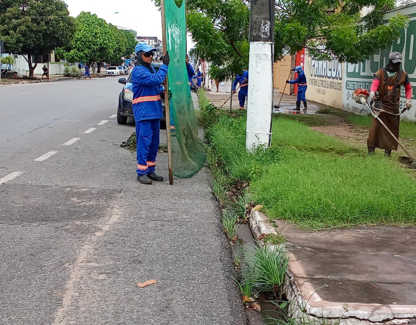 Prefeitura de Santarém intensifica serviços de roçagem e capina em trecho da Avenida São Sebastião