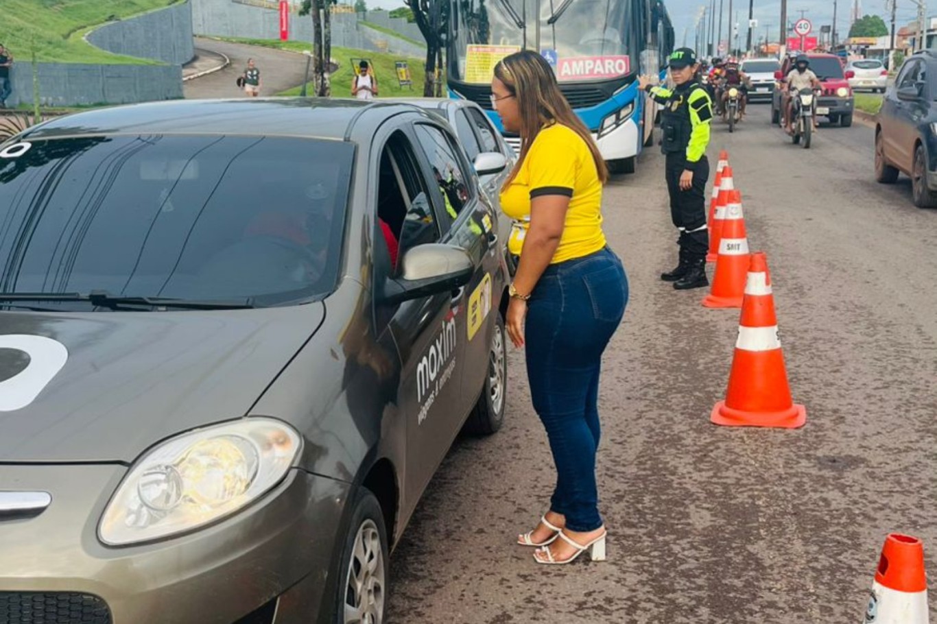 SMT intensifica ações do Maio Amarelo com blitz educativa na Fernando Guilhon