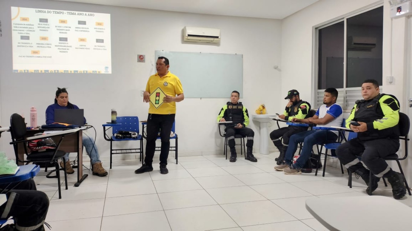 SMT realiza palestra educativa sobre segurança no trânsito para alunos da área de formação de bombeiros civis