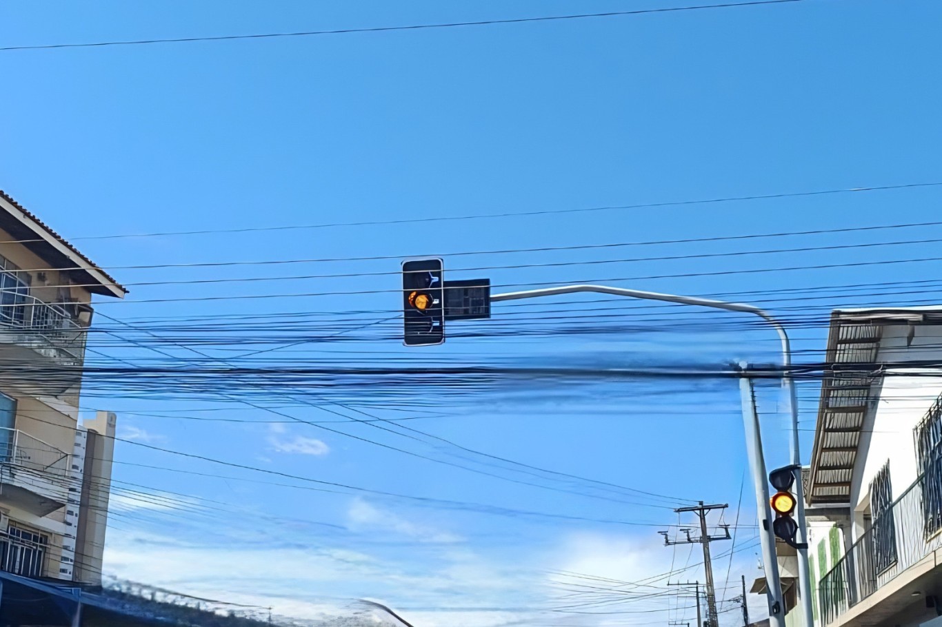 Semáforo em amarelo intermitente exige atenção redobrada dos condutores