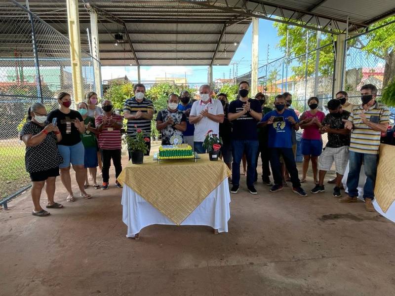 Parabéns e corte de bolo marcam o encerramento do aniversário do Mercado das Flores