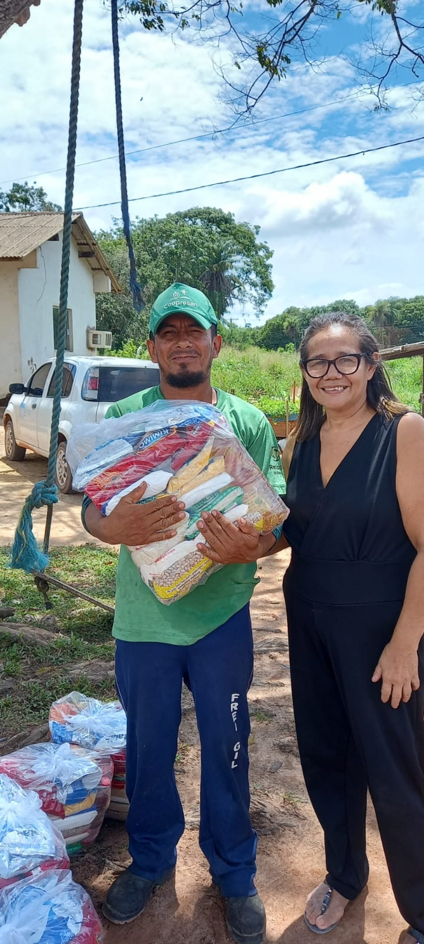 Prefeitura de Santarém entrega cesta de alimentos para famílias de cooperados prejudicados por incêndio  