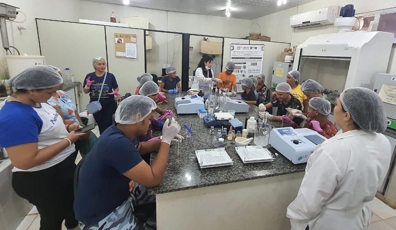 Adolescentes do Cras Maracanã vivenciam ciência em laboratório da Ufopa