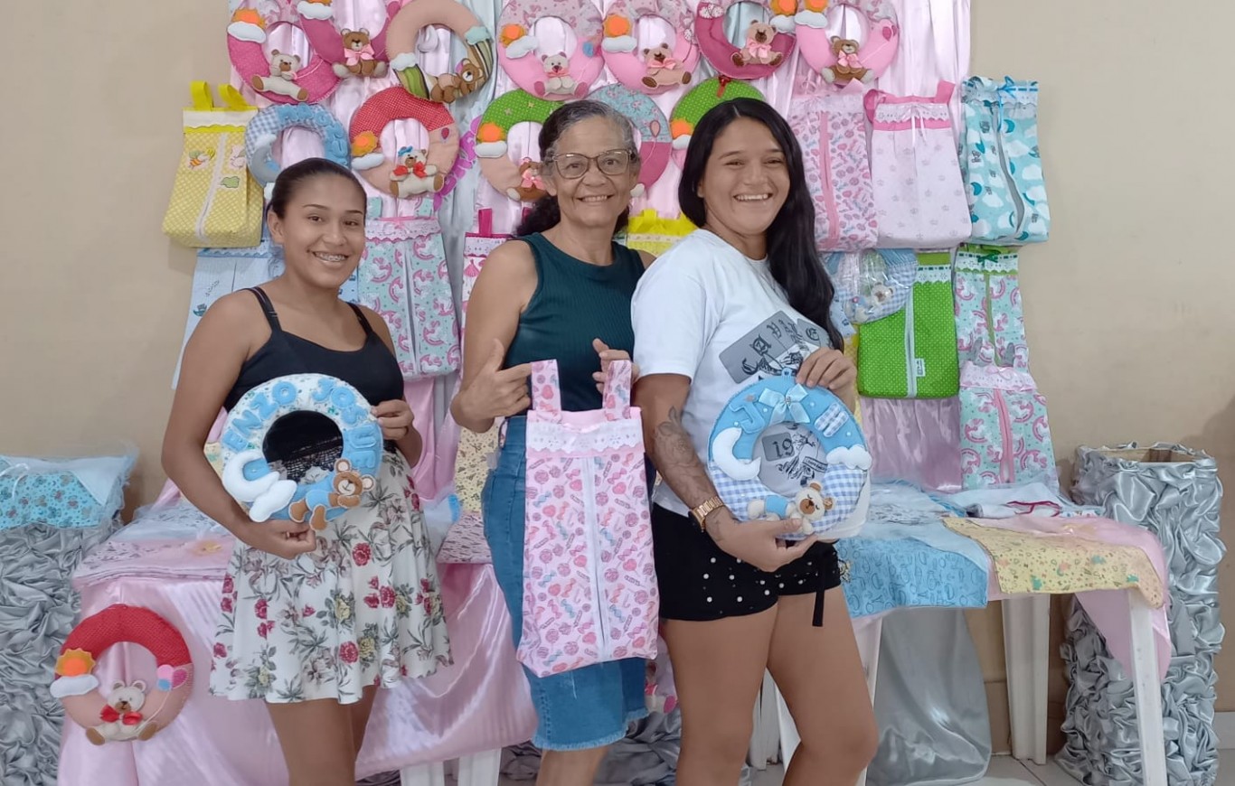 Grupo de mulheres e grávidas do Programa Criança Feliz participam de curso de costureiro