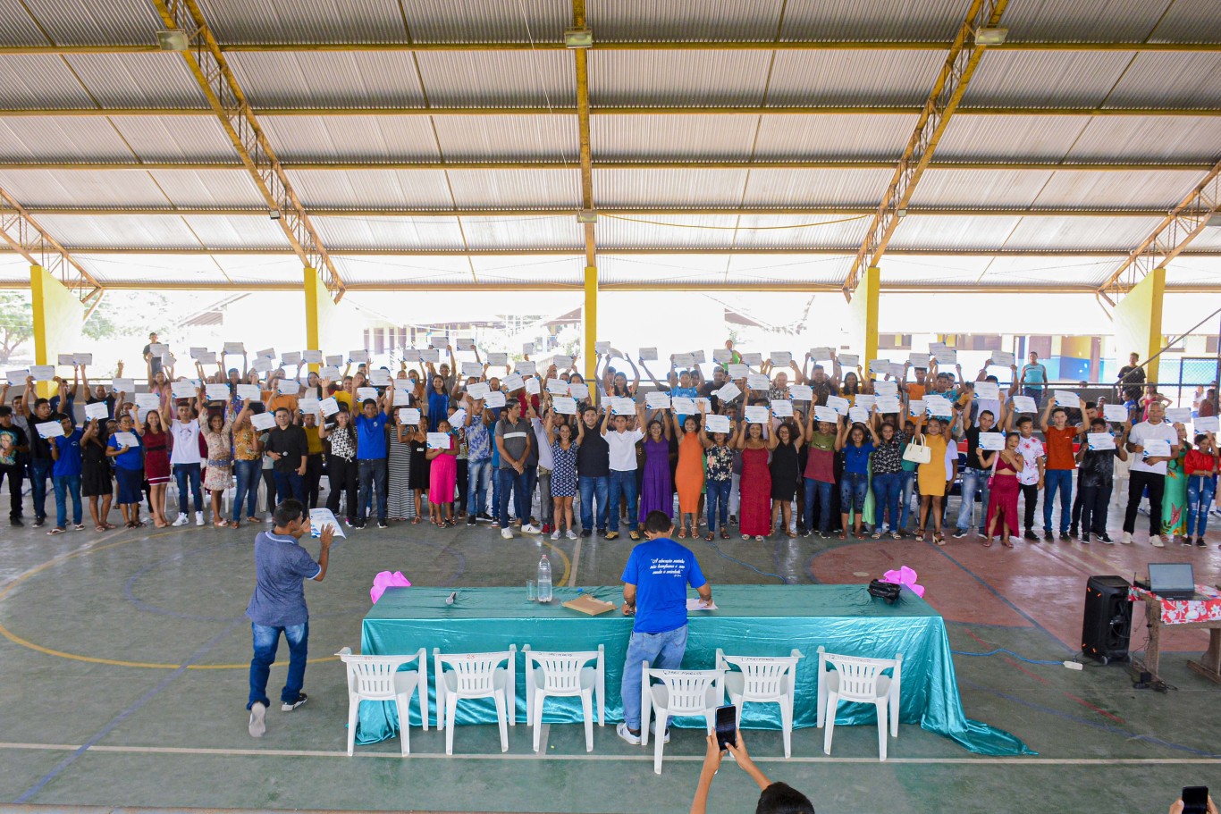 Prefeitura de Santarém entrega 150 certificados do 'Capacita' a moradores da comunidade de Parauá