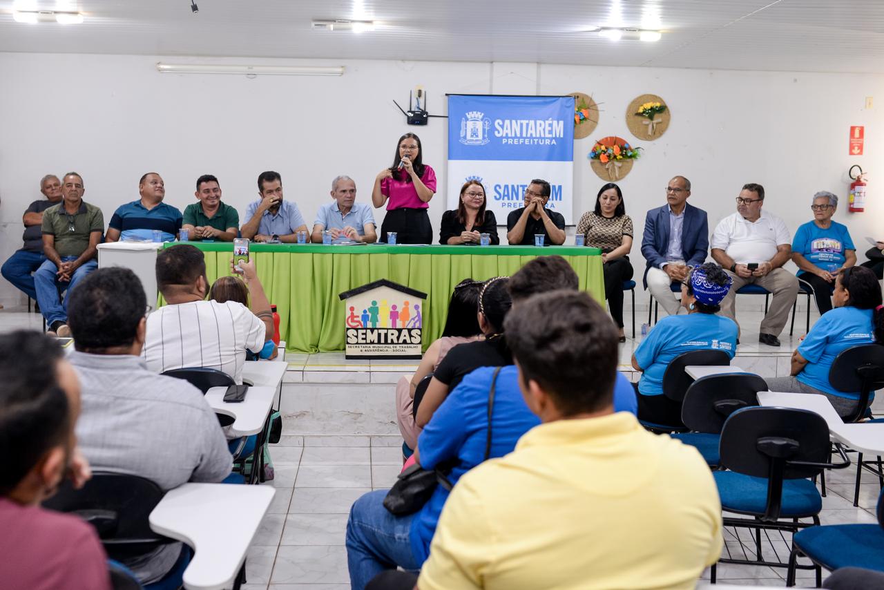 "Estamos assinando dois sonhos", ressaltou a secretária Celsa Brito. Foto: Ronaldo Ferreira.