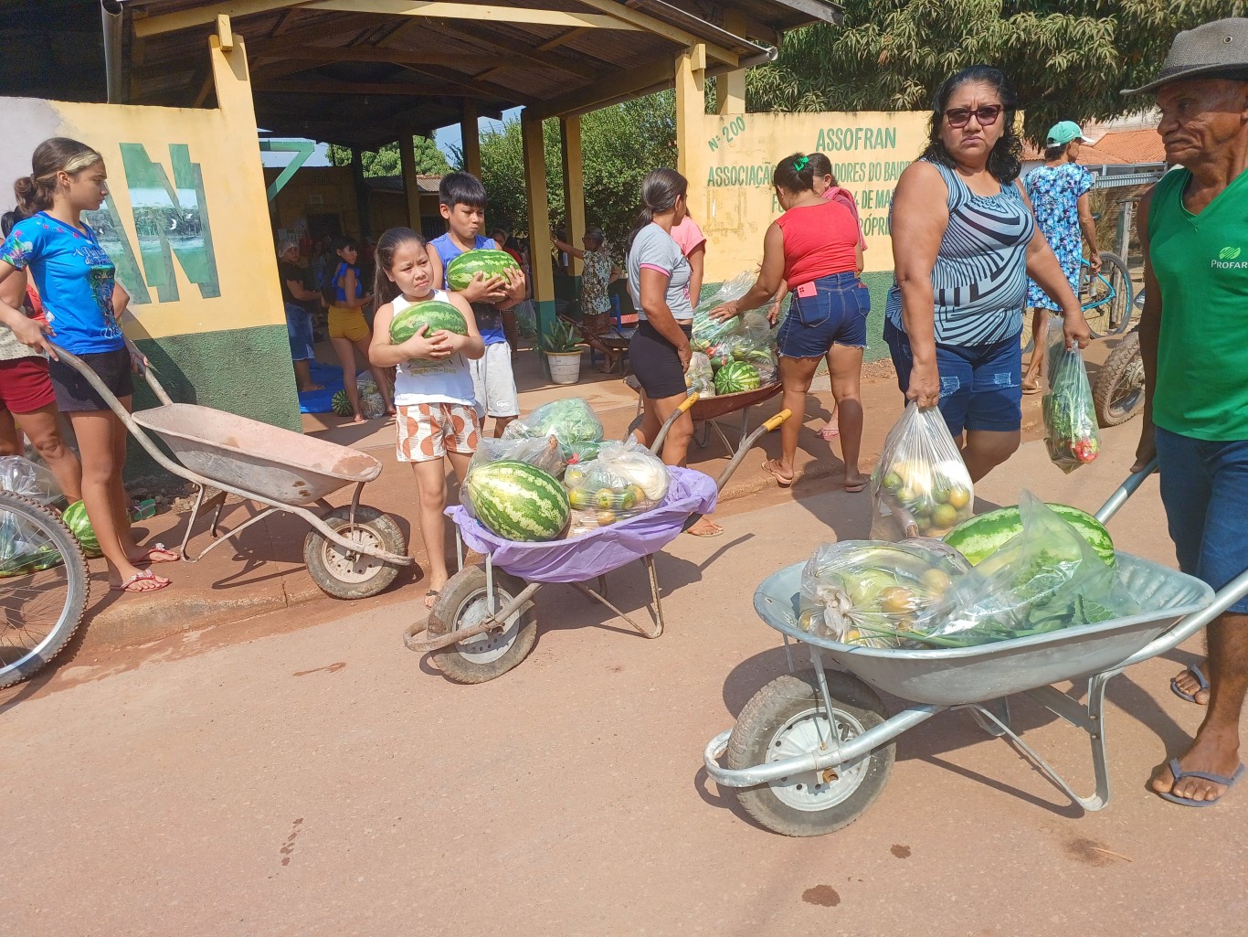 Mais de 900 famílias são beneficiadas com entrega de alimentos do PAA 