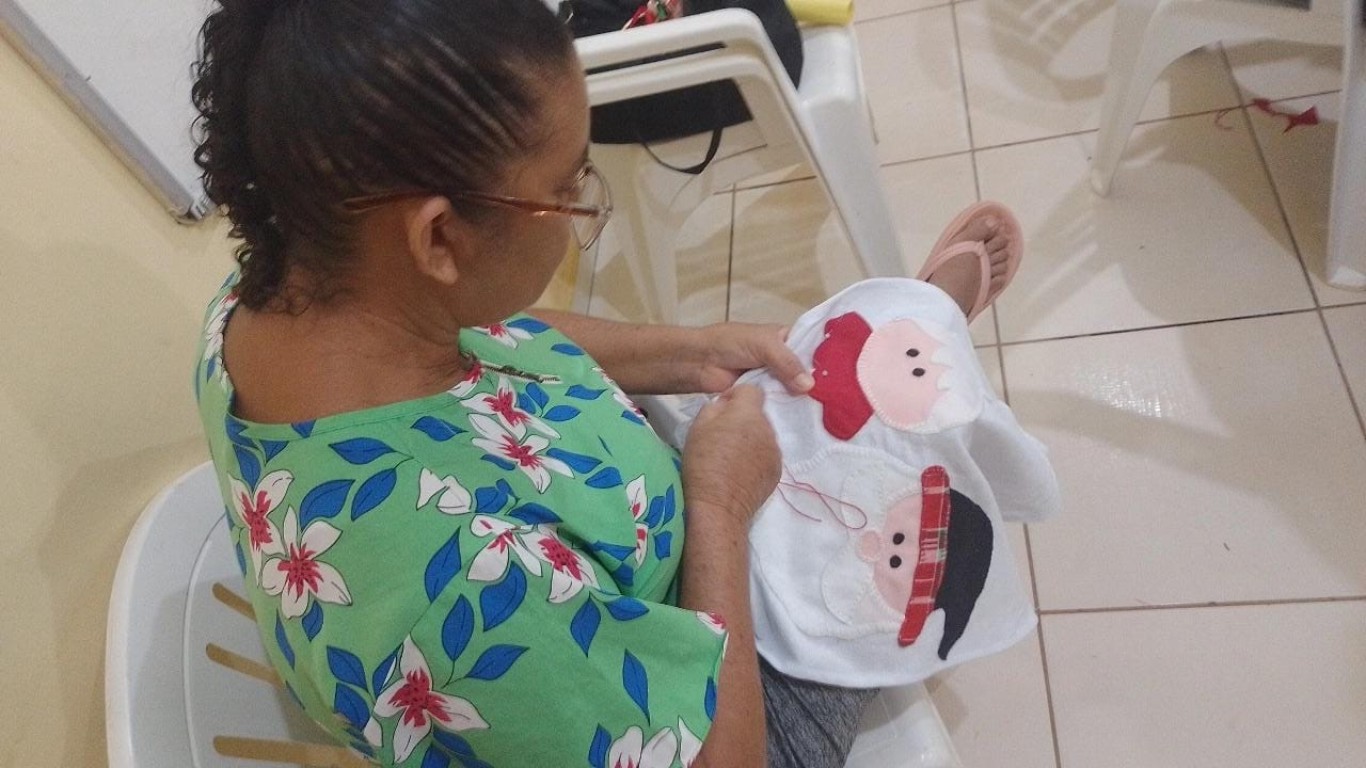 Imagem de Prefeitura realiza curso de artesanato em tecido com tema natalino em parceria com o Senar