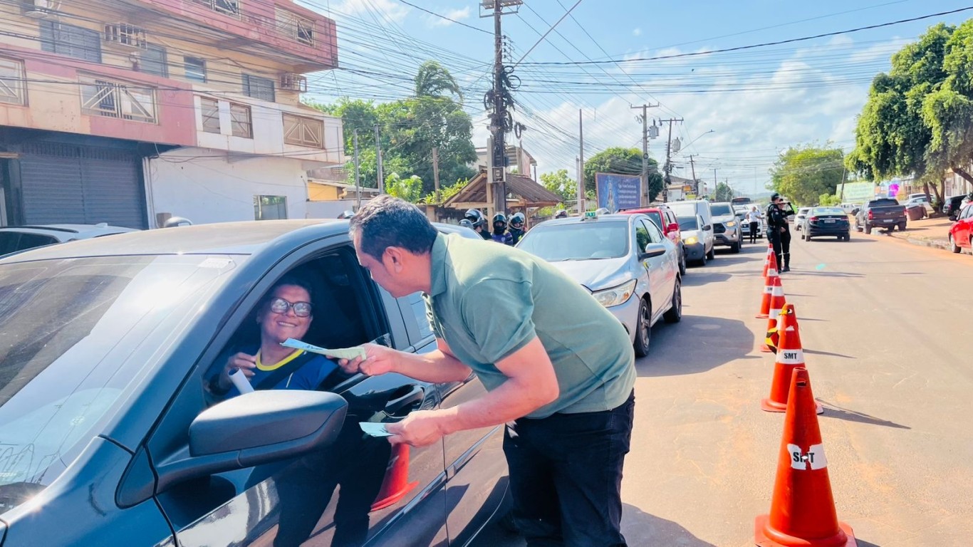 Condutores recebem ação educativa da SMT e PARÁPAZ pelo fim da violência contra mulheres e meninas