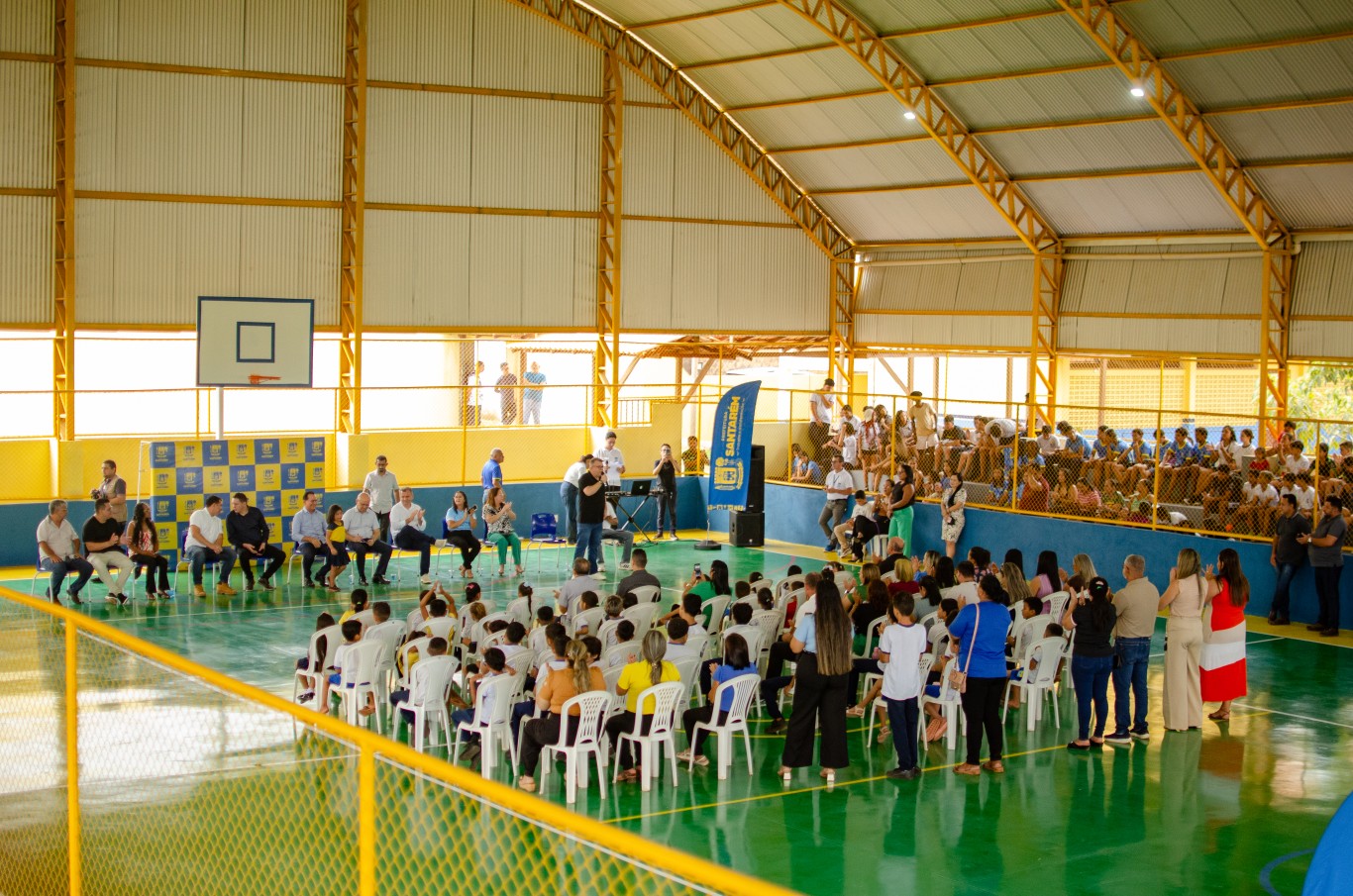 Imagem de Prefeito inaugura quadra poliesportiva da escola Maestro Wilde Dias da Fonseca