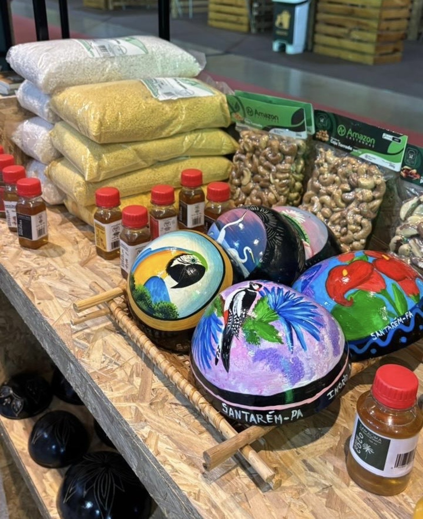 Imagem de Cuias artesanais encantam visitantes na Casa Santarém Alter do Chão durante o Pavilhão Pará Municípios