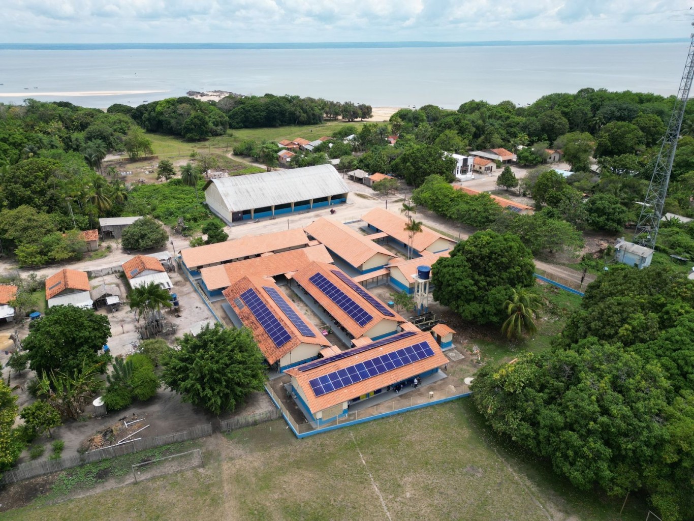 Mais três escolas municipais na região do Tapajós recebem sistema de energia sustentável 24h
