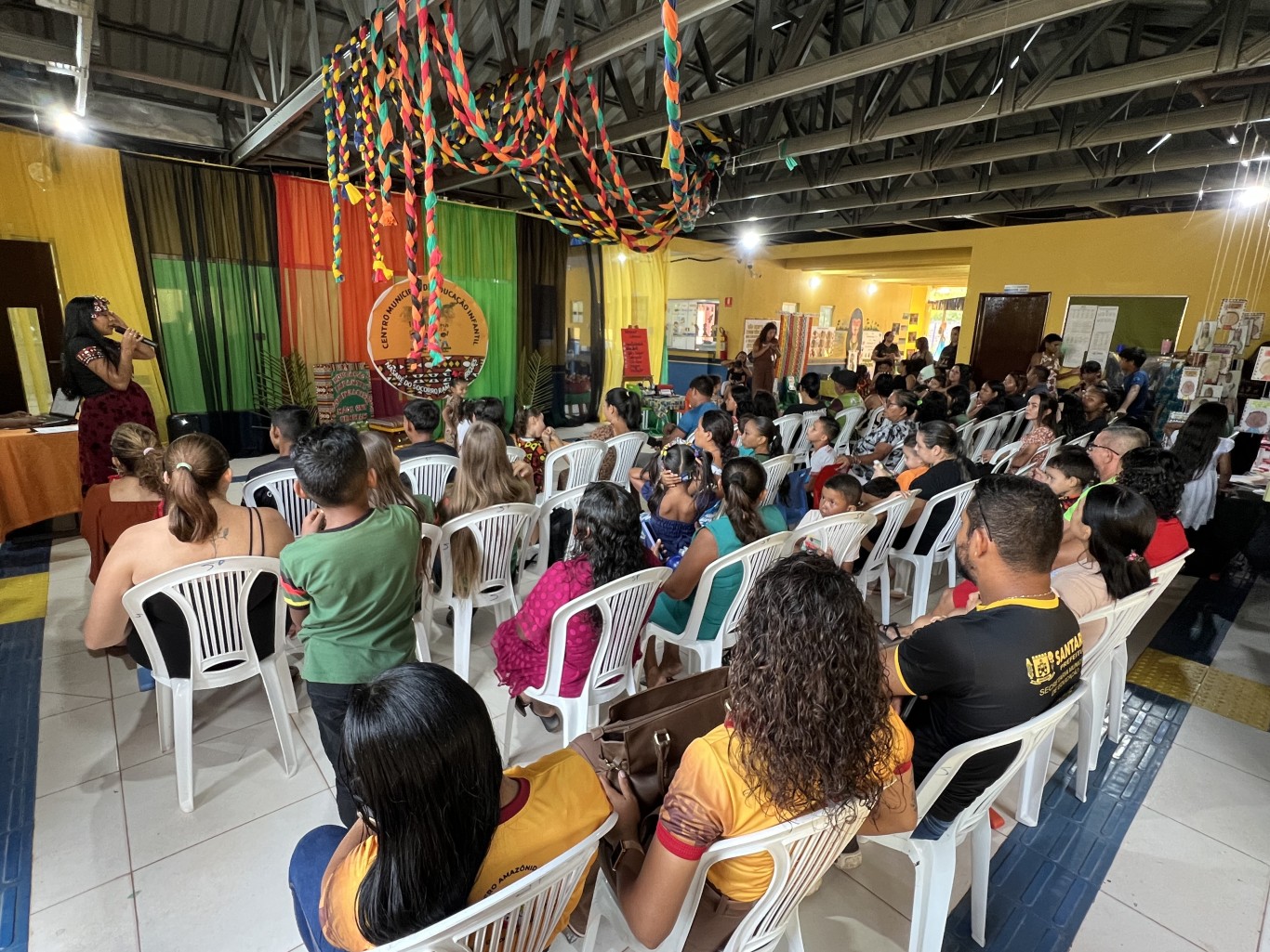 Imagem de Sarau cultural reúne escola, família e comunidade para socializar aprendizado e valorizar a cultura negra
