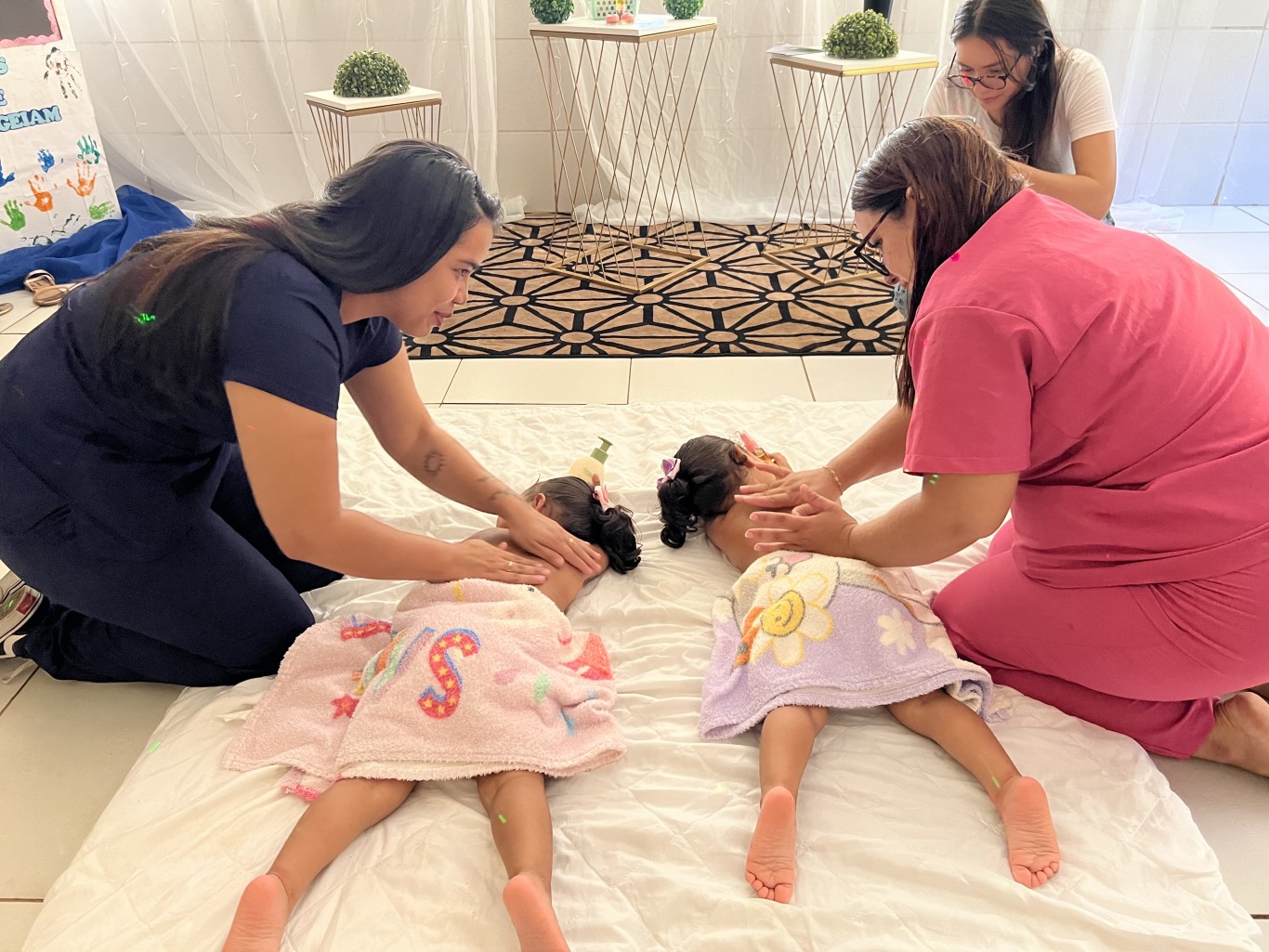 Técnica milenar de massagem é usada para relaxamento de crianças de Centro Municipal Infantil em Santarém