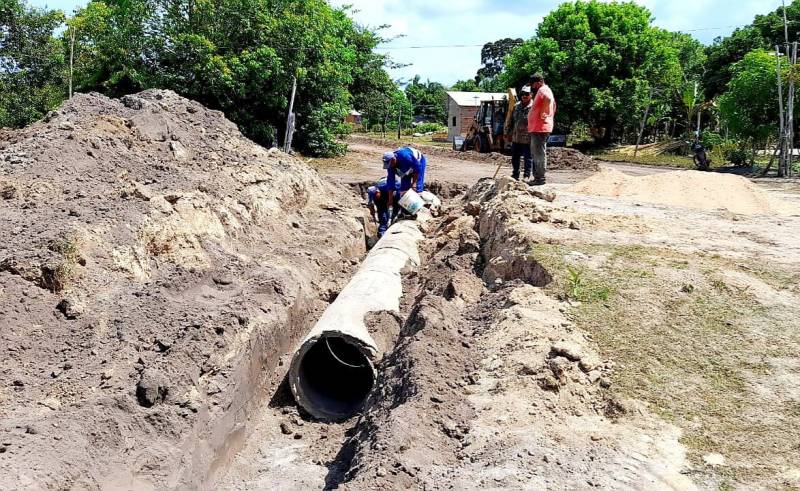 Prefeitura realiza implantação de bueiros em ruas do Distrito de Curuai para melhorar a mobilidade e trafegabilidade