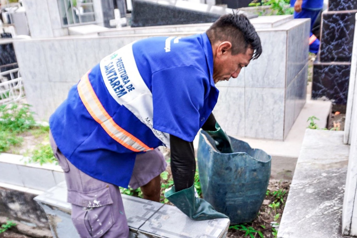 Dia dos Finados: Operação de limpeza é intensificada nos cemitérios centrais
