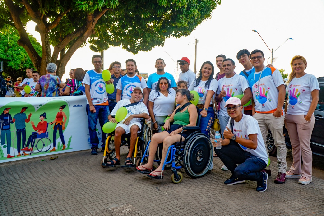 Dezenas de pessoas com deficiência participam da caminhada alusiva ao Setembro Verde