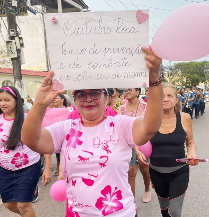 Outubro Rosa Caminhada incentiva mulheres na luta contra o câncer de mama e do colo de útero