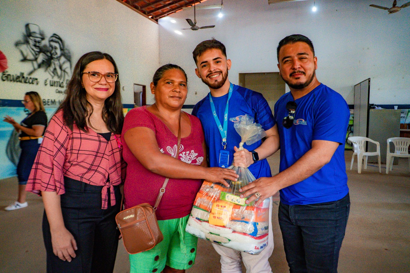 Parceria entre Prefeitura e empresa privada possibilita entrega de cestas de alimentos para catraieiros e lancheiros de Alter do Chão 