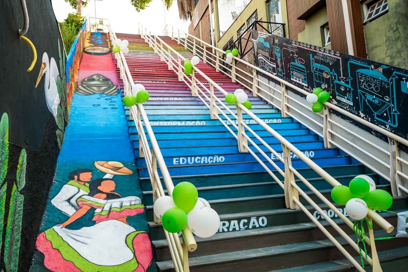 Escadaria da Praça do Mirante ganha novo visual 