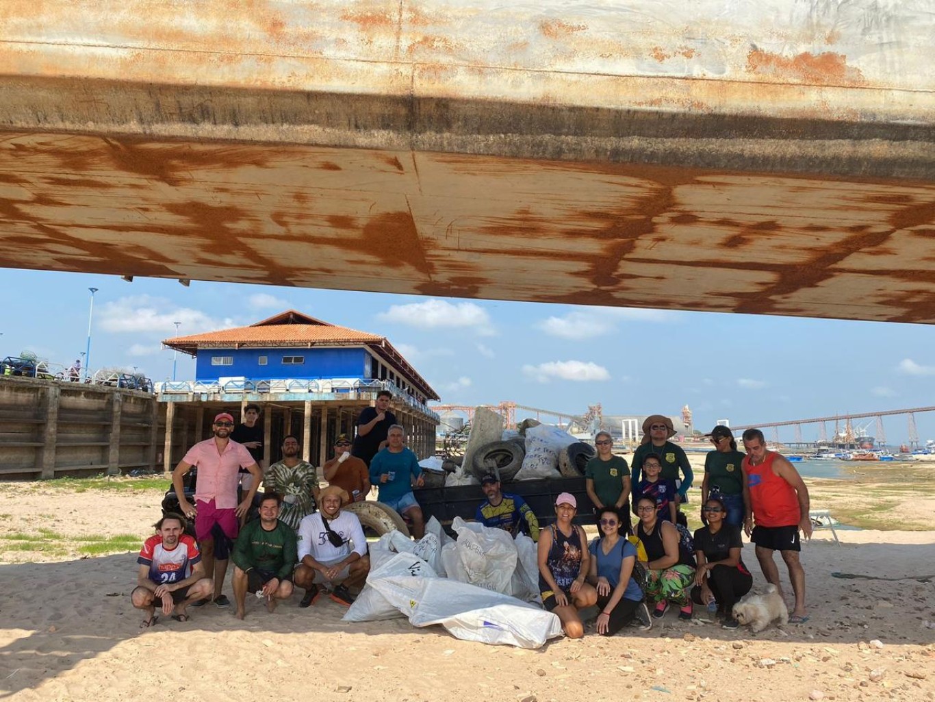 Quase quatro toneladas de lixo são retiradas da frente da cidade