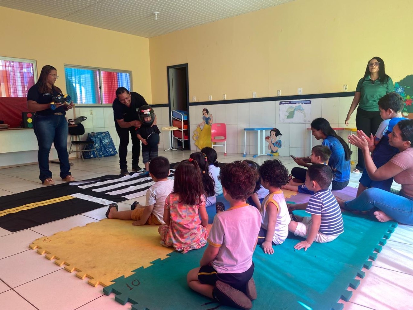 Imagem de Educação no trânsito começa cedo: SMT leva palestra lúdica ao CEMEI Santa Clara de Assis