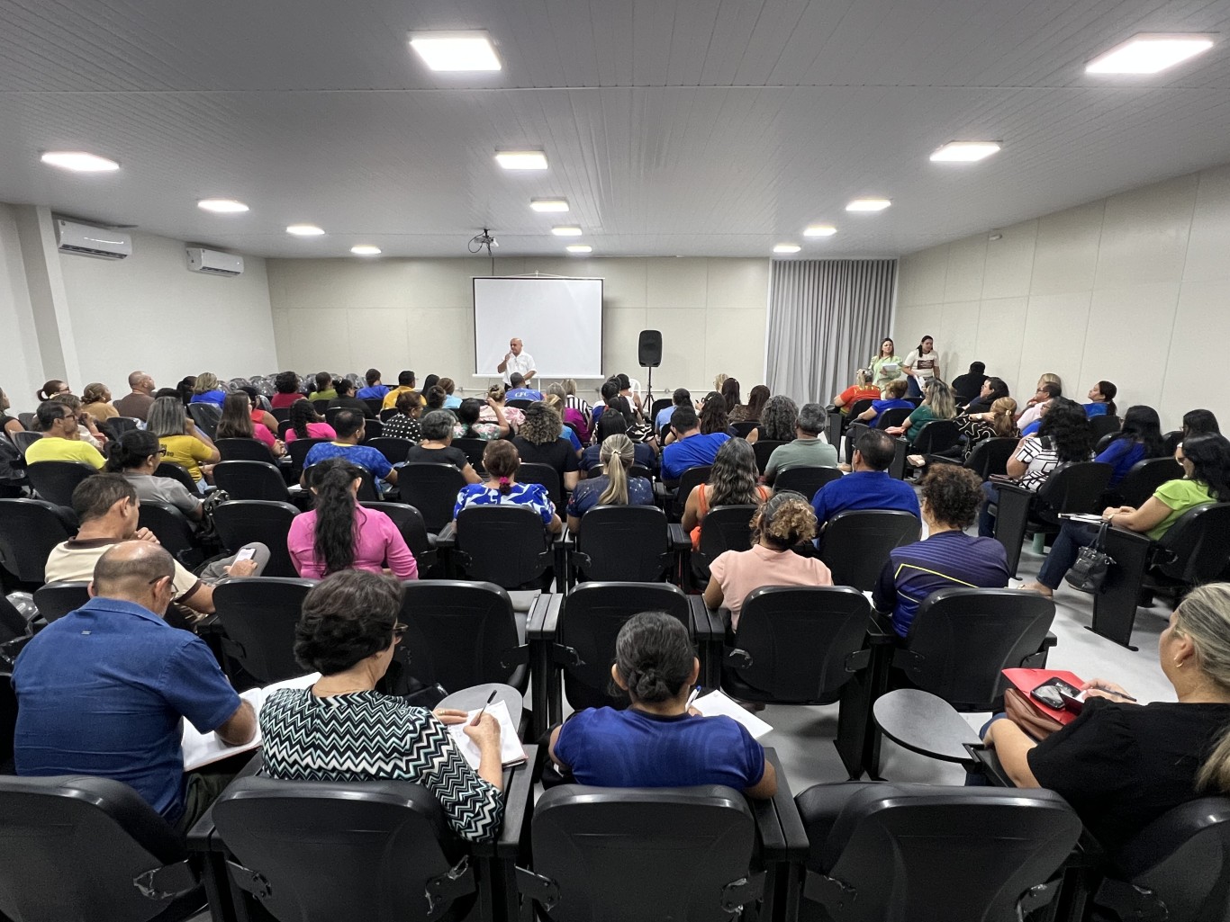 Imagem de Gestores e secretários escolares participam de reunião sobre estágio probatório, assédio moral e acumulação de cargos