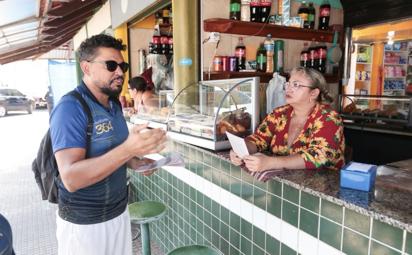 Imagem de Prefeitura de Santarém realiza panfletagem para orientar população sobre interdição da Praça Rodrigues dos Santos