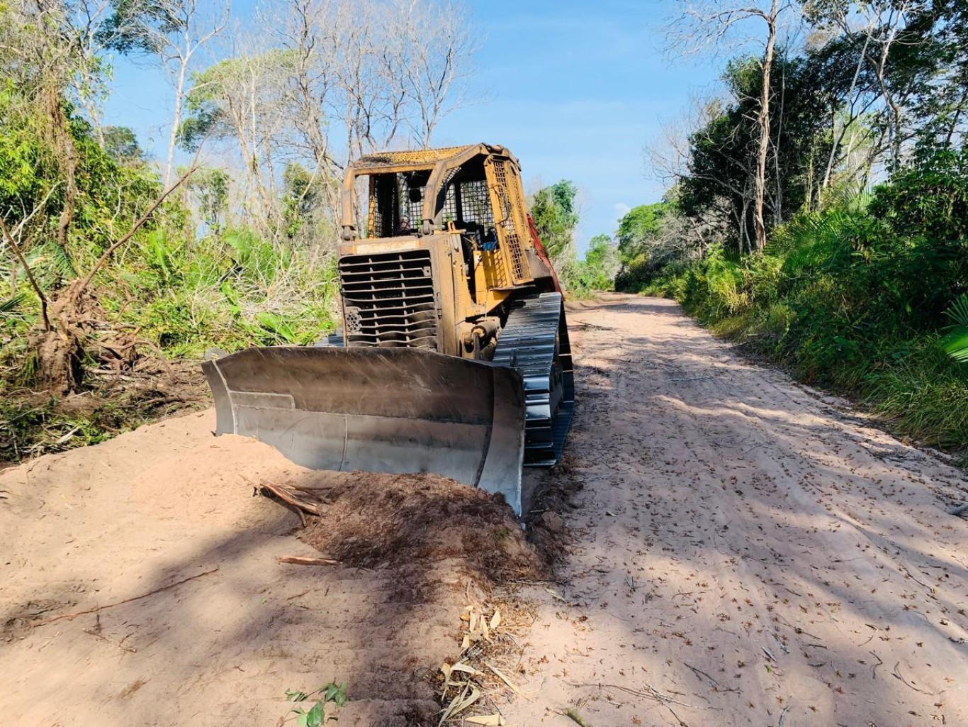 Imagem de Prefeitura de Santarém realiza serviços de infraestrutura no ramal que interliga as comunidades Curi e Nazário no Arapiuns