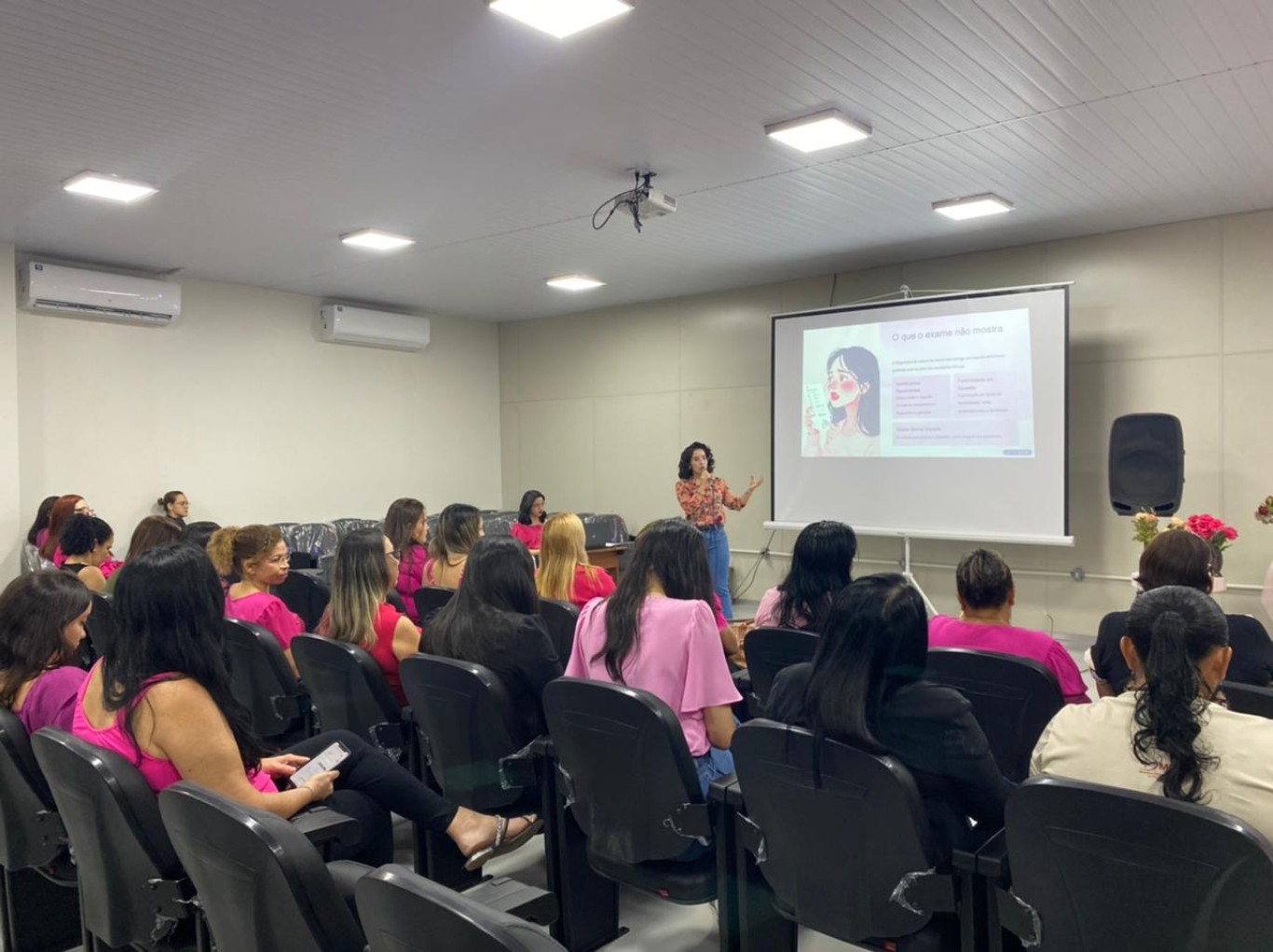 Imagem de Servidores da Secretaria Municipal de Educação participam de ação do Outubro Rosa