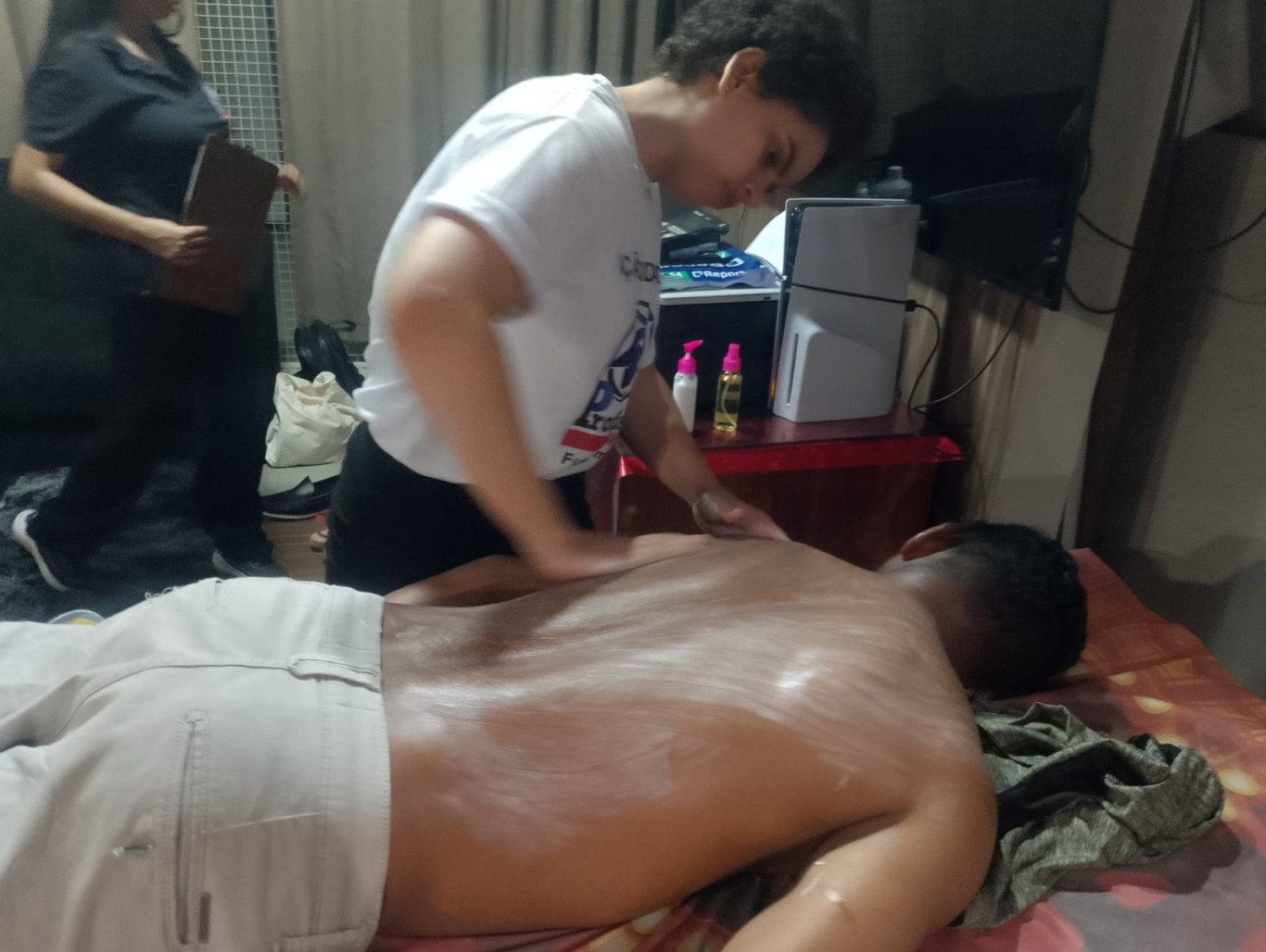 Mulheres do Centro Maria do Pará concluem curso de Massoterapia
