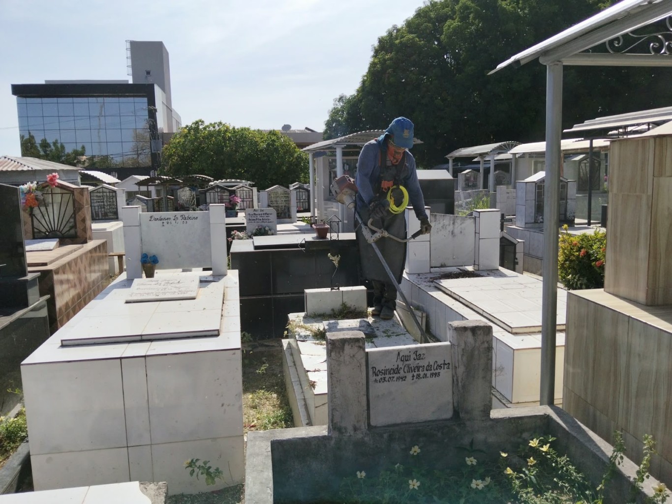 Imagem da notícia: Prefeitura de Santarém intensifica limpeza e manutenção dos cemitérios para o Dia de Finados
