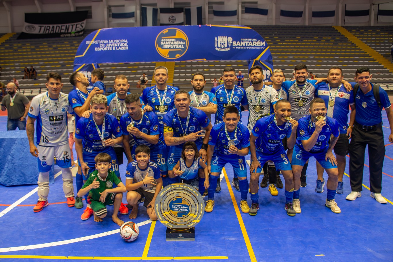 Imagem da notícia: Cruzeiro/Planalto conquista o título da categoria Master da II Copa Santarém de Futsal