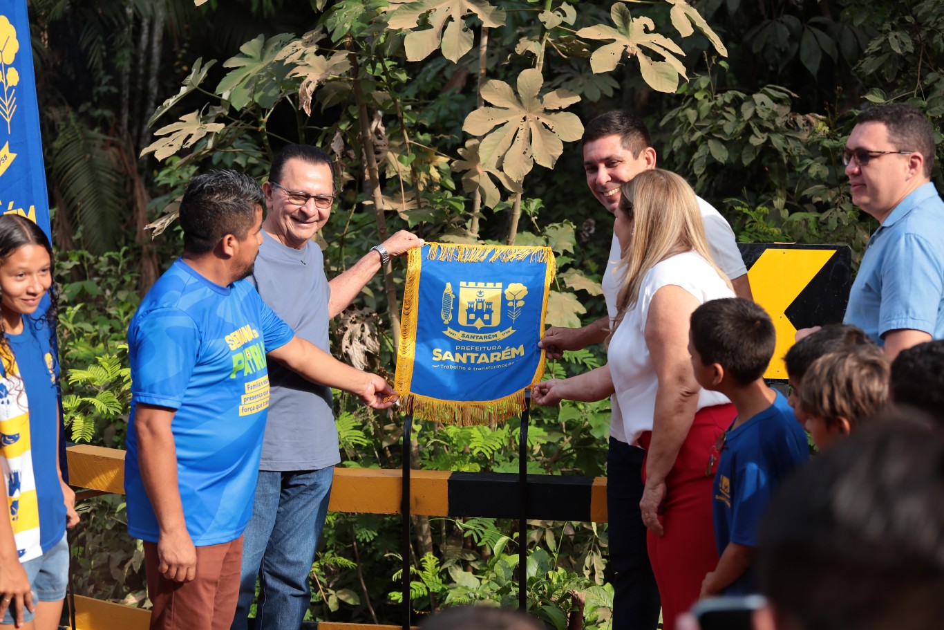 Imagem da notícia: Prefeitura entrega nova ponte de madeira no Quilombo de Murumuru e garante mais segurança e mobilidade para região da Curuá- Una