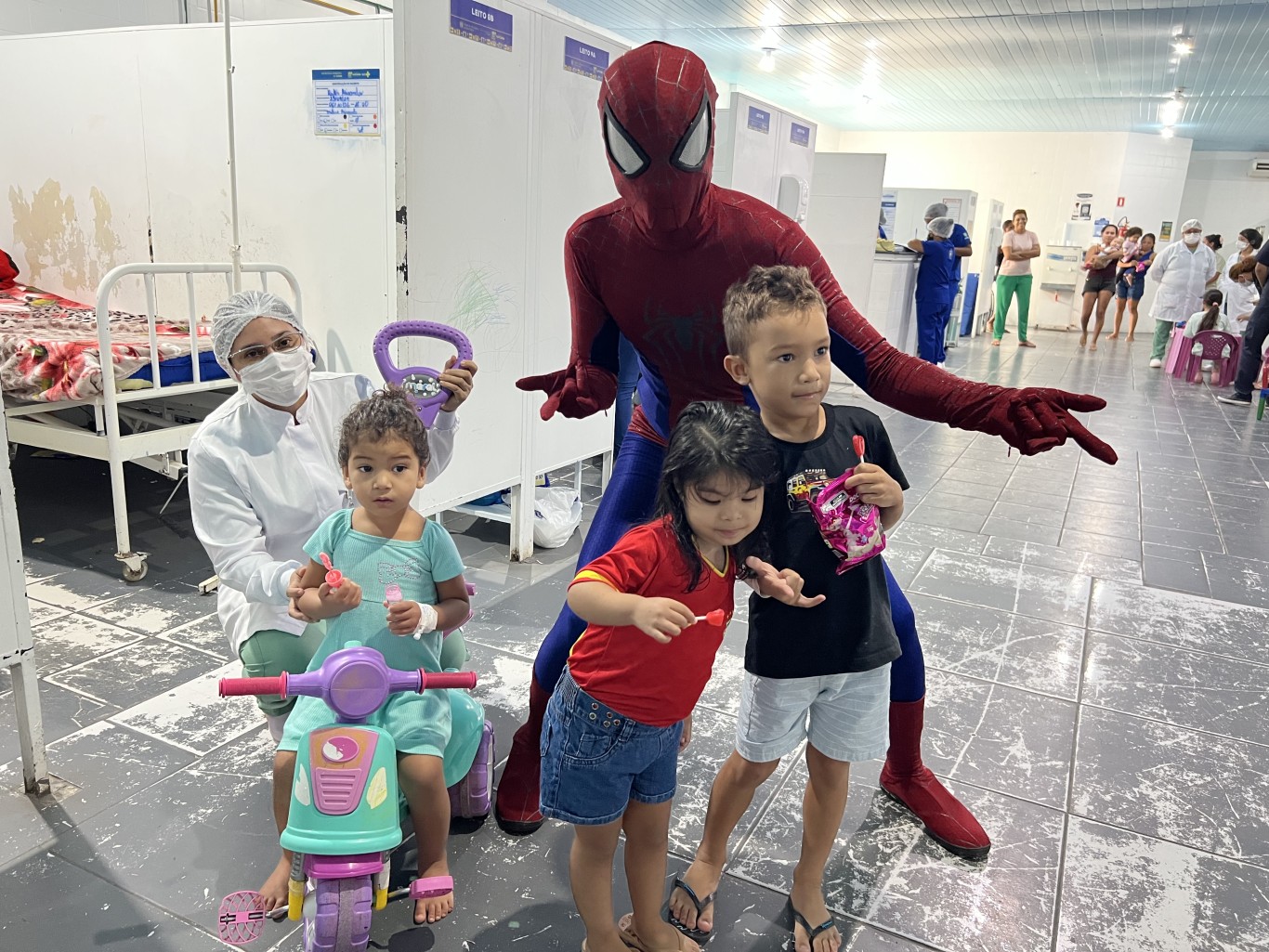 Crianças da clínica pediátrica do HMS têm manhã especial alusiva ao Dia das Crianças