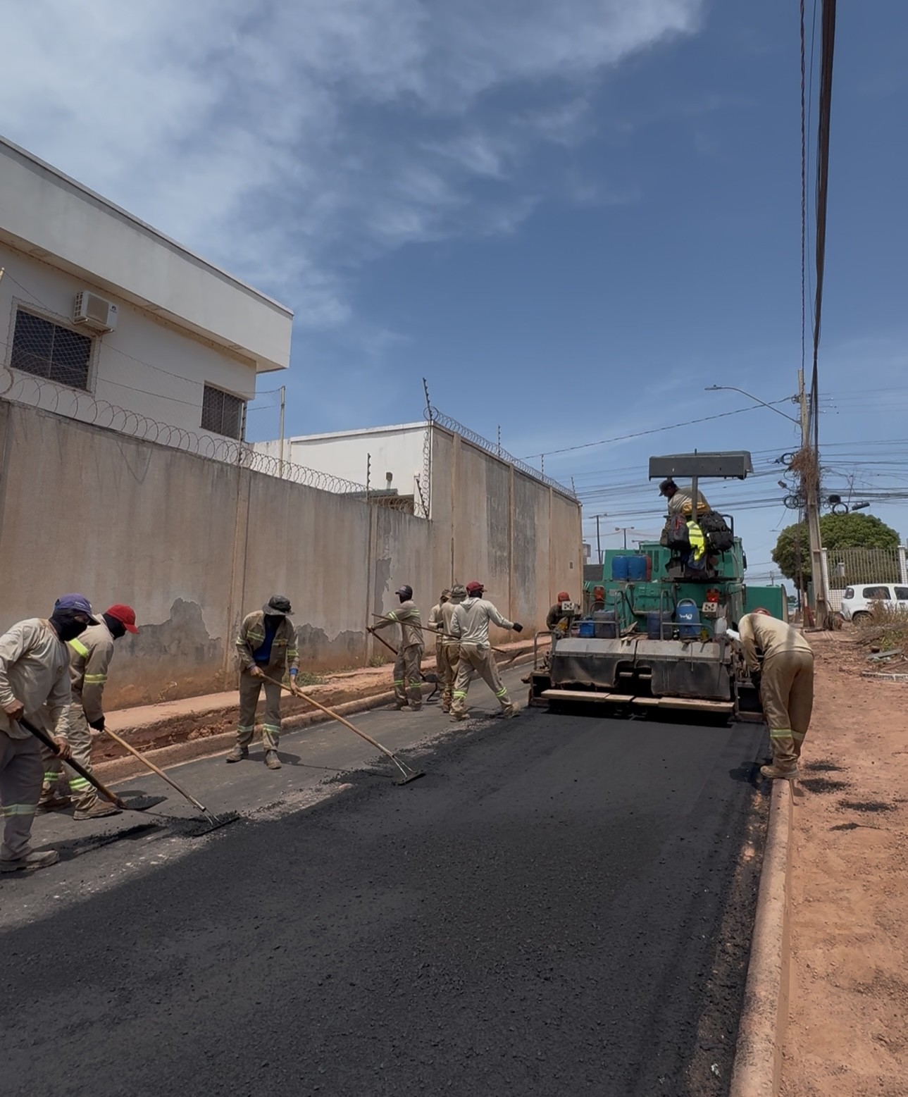 Imagem da notícia: Prefeitura avança com pavimentação da Travessa Cravo no bairro Aeroporto Velho