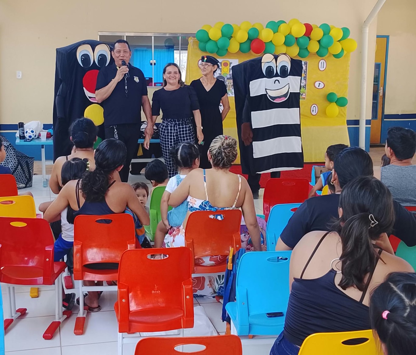Imagem da notícia: Educação para o trânsito é tema de atividade com crianças da Cemei Cláudio Roberto de Almeida Oliveira