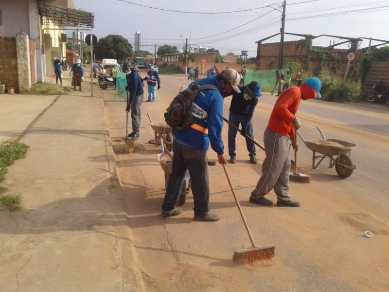 Vias da cidade recebem serviços de limpeza pública