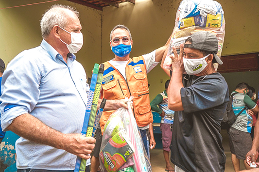 Prefeitura entrega 182 kits emergenciais de alimentação em Alter do Chão