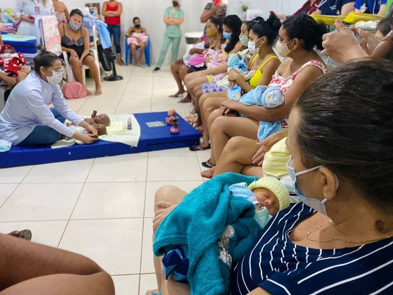 Enfermeiras obstétricas do Hospital Municipal de Santarém ensinam a técnica Shantala para mamães