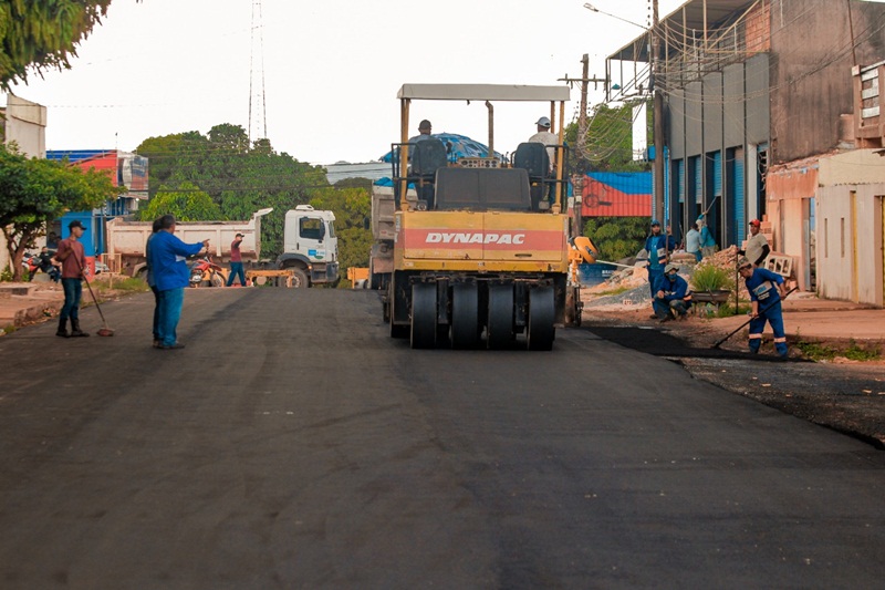 Investimento em infraestrutura continua e Prefeitura asfalta ruas do Caranazal e Jardim Santarém