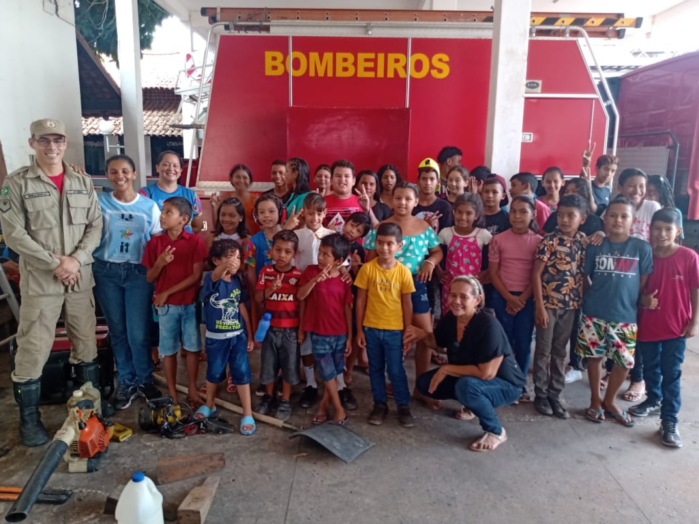 Crianças e adolescentes do CRAS Urumari visitam o Corpo de Bombeiros