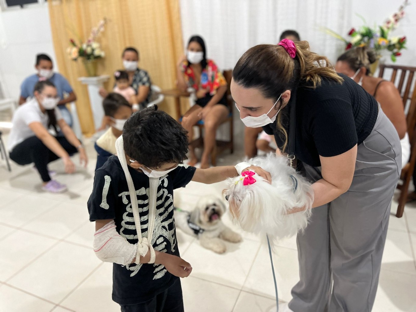 Visita de 'amigos peludos' traz alegria aos pacientes pediátricos do HMS