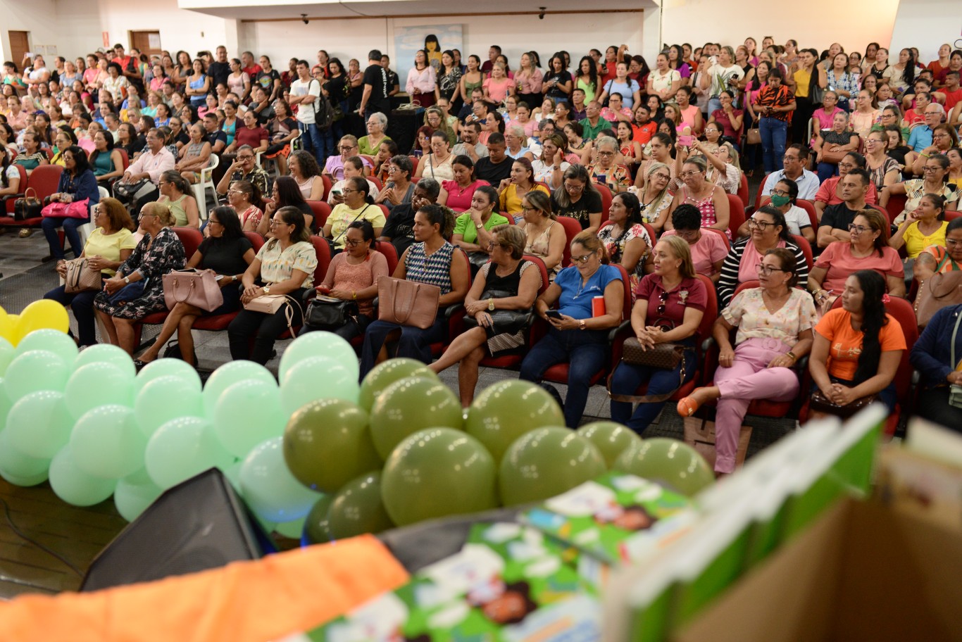 Com mais de 300 gestores e professores reunidos, Prefeitura lança programa Alfabetiza Pará em Santarém
