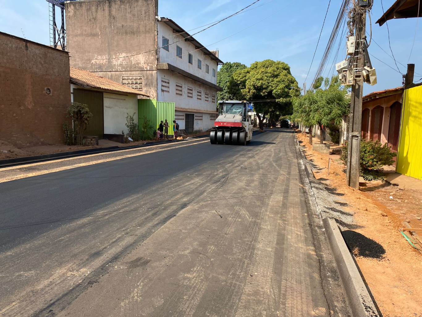 Prefeitura continua a pavimentação da Rua Angélica, no Jardim Santarém