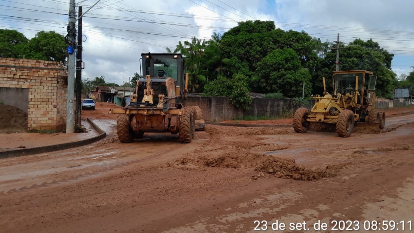 Após fortes chuvas, Prefeitura realiza ação de limpeza e recuperação de vias em bairros mais afetados