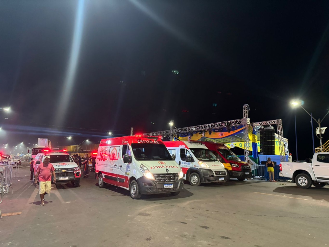 Corpo de Bombeiros controla incêndio em loja no Centro Comercial. Prefeitura presta apoio com equipes do Samu e caminhões-pipa