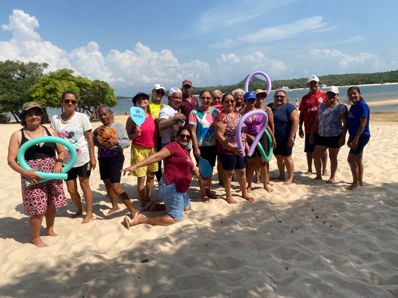 Idosos do CRAS Maracanã participam de atividade de lazer e integração na Praia do Cajueiro