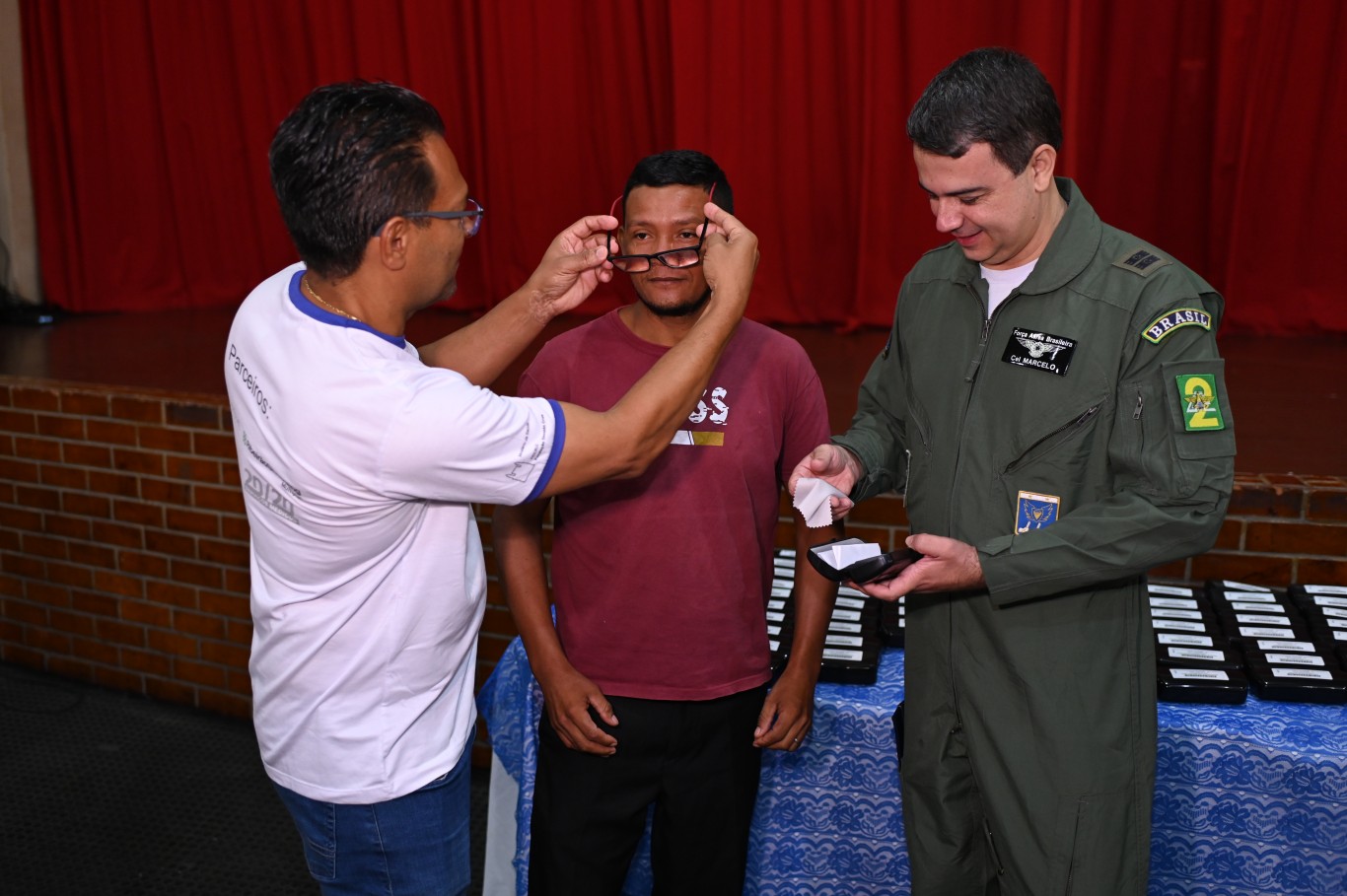 Prefeitura de Santarém, em parceria com a FAB e Voluntários do Sertão, garante entrega de óculos a pacientes atendidos em ação humanitária
