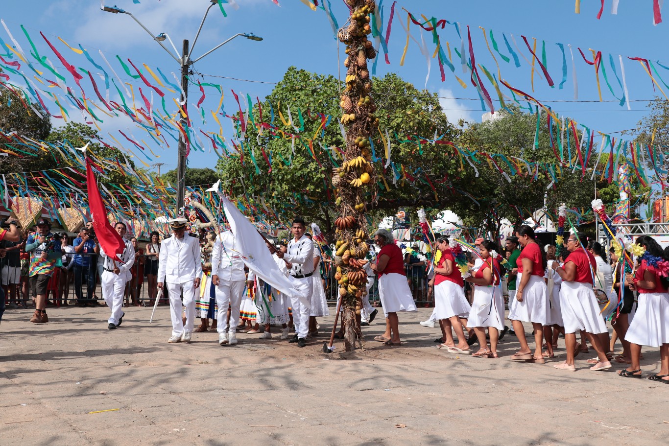 Ritual da Derrubada dos Mastros encerra o Sairé 2025 com devoção, folia e muito tarubá